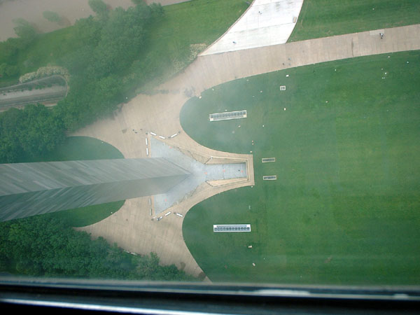 Looking down from inside the top of the Arch.jpg 61.9K